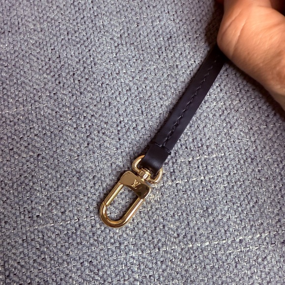Louis Vuitton leather pochette strap - Picture 2 of 4
